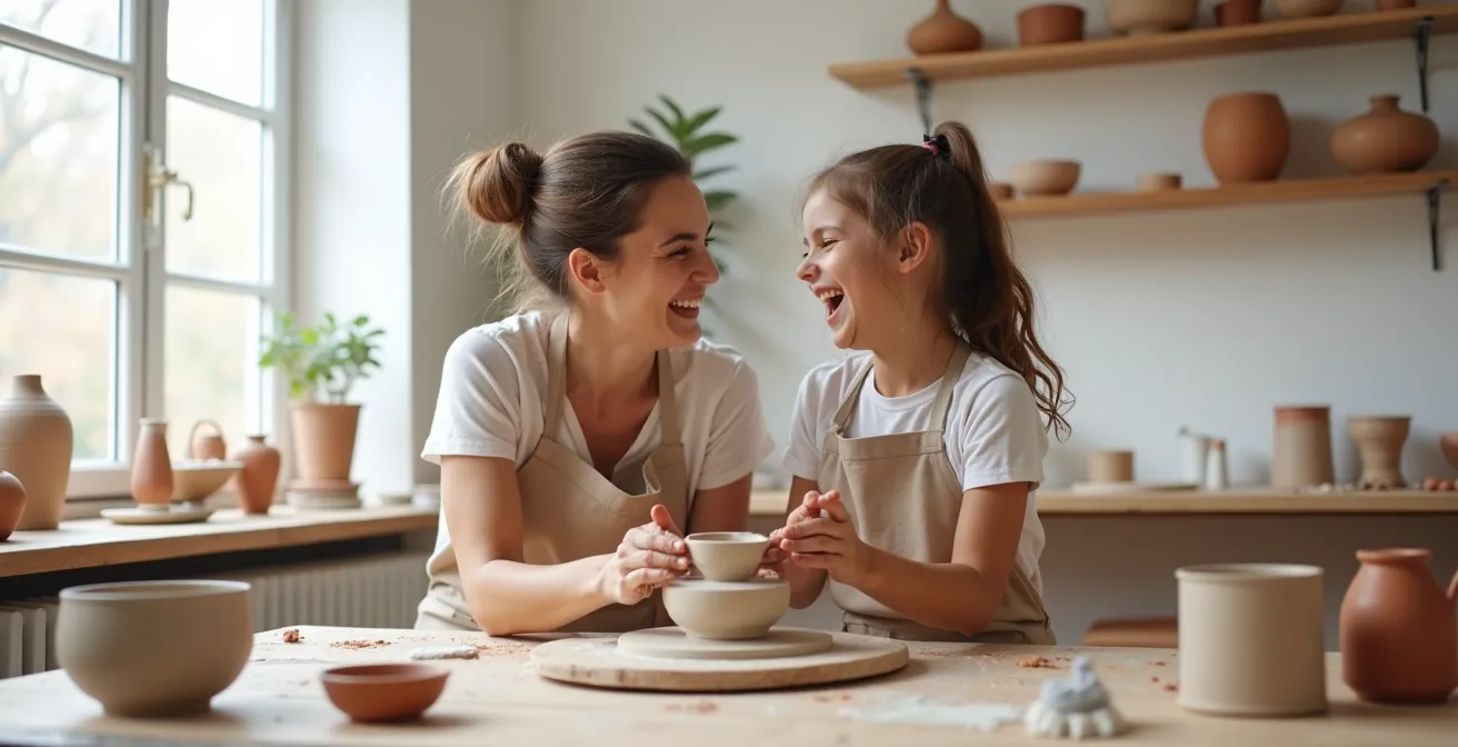 Mère et fille riant ensemble pendant un atelier créatif, les mains couvertes d'argile